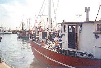 Un "Kutter" (bateau de pêche) proposant un tour sur la mer Baltique dans le port de Sanitz au nord-est de l'Allemagne, île de Rgen