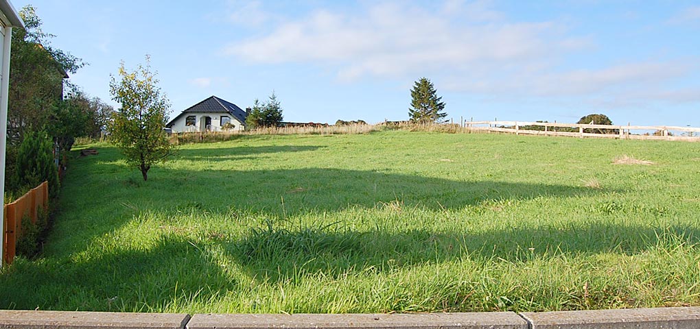 Rügen, constructible plot of land to buy near Sassnitz, in the Jasmund national park: the plot as seen from the street