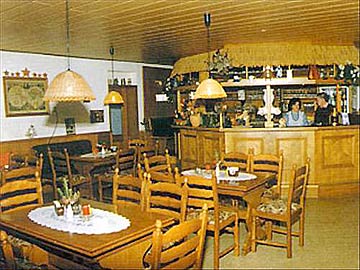Restaurante Holzerland en la isla de Ummanz en el Báltico: el comedor y la barra
