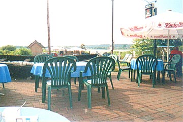 Restaurante Wizlaw en Seedorf bei Sellin, isla de Rügen en el Báltico: la terraza con vista al mar