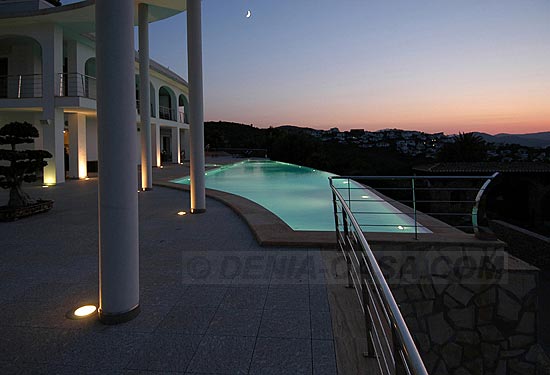 La Costa Blanca en début de soirée, vue de la terrassse d'une maison de luxe